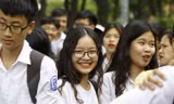 Thí sinh vui vẻ sau khi thi xong môn Ngữ văn vào sáng 25/6 tại trường THPT Chu Văn An, Hà Nội. Ảnh: Như Ý.