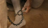 Cùm chân là vi phạm quyền con người