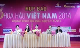 Từ phải sang trái: Nhà báo Lê Xuân Sơn - Tổng biên tập báo Tiền Phong, Trưởng ban tổ chức Hoa hậu Việt Nam 2014; Tiến sĩ, Nhà thơ Lê Cảnh Nhạc - Trưởng ban giám khảo Hoa hậu Việt Nam 2014; Á hậu 1 Nguyễn Trần Huyền My, Hoa hậu Việt Nam 2014 Nguyễn Cao Kỳ 