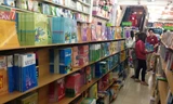 Nhiều nhà sách tại TPHCM khan hàng SGK bộ. Tuy nhiên, nhiều loại sách bán lẻ vẫn còn