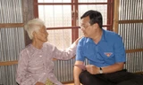 Bí thư thứ nhất T.Ư Đoàn Lê Quốc Phong thăm và tặng quà Mẹ Việt Nam Anh hùng Trần Thị Anh (86 tuổi) tại ấp Vĩnh Hội, xã Vĩnh Hội Đông, huyện An Phú.