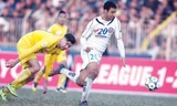 Các cầu thủ SHB Đà Nẵng (phải) rất cần một chiến thắng tại Pleiku để thoát khỏi vị trí cuối bảng. Ảnh: VSI 
