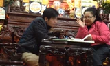 Cô Vân xem bói cho phóng viên Tiền Phong. Ảnh cắt từ clip