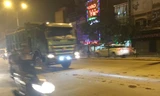 Xe tải đeo biển “Cty 901” chạy vào phố cấm Giải Phóng (Hoàng Mai) không phép tối 3/10. Ảnh: A.T