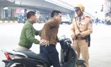 Nhiều thanh niên đầu trần bị CSGT "tuýt còi". Ảnh: Xuân Ân
