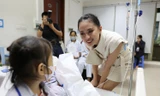 Báo Tiền Phong thăm hỏi, tặng quà bệnh nhi Viện Huyết học - Truyền máu T.Ư