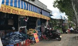 Các ki-ốt tranh thủ xả hàng để trả lại mặt bằng trước ngày 25/8. Ảnh Việt Văn