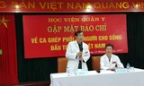GS Đỗ Quyết - GĐ HV Quân y (bên trái) và Ông Oto Takahiro (Giám đốc Trung tâm ghép tạng Bệnh viện Đại học Okayama (bên phải) chia sẻ ca ghép phổi thành công trong sáng 22/2. Ảnh: ĐH