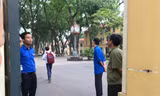 Thí sinh vội vã vào trường thi tại điểm thi trường THPT Chu Văn An (Hà Nội). Ảnh: Đỗ Hợp