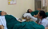 Năm thầy thuốc Bệnh viện Đa khoa Hà Tĩnh hiến máu cứu sống sản phụ.