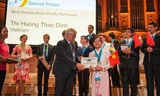  Đinh Thị Hương Thảo nhận giải thưởng nữ sinh Châu Á xuất sắc nhất. (Ảnh: NVCC)
