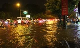 Nhiều tuyến đường nội ô TPHCM bị ngập trong cơn mưa trái mùa chiều tối 1/4 