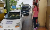 Người dân dùng xe ô tô dán logo, dàn hàng phản đối việc thu phí tại Trạm thu phí cầu Rác.