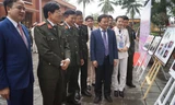 Bí thư T.Ư Đoàn Nguyễn Anh Tuấn; Trung tướng, GS-TS Nguyễn Văn Ngọc, Giám đốc Học viện ANND cùng các đại biểu tham quan khu trưng bày bảng ảnh của đại hội