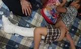 Cháu Trần Chí Kiên vẫn đang phải nghỉ học, nằm nhà do tai nạn gãy chân trong trường học.