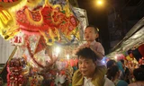 Chen chân ở 'phố lồng đèn' Sài Gòn trước thềm Trung thu