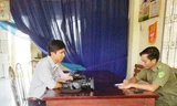 Phóng viên Phạm Đức Cảnh trình báo vụ việc với công an địa phương. Ảnh báo Long An.