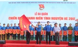 Đ/c Nguyễn Xuân Hải – UVBTV, Trưởng Ban Nội Chính Thành ủy trao cờ lệnh cho Ban Chỉ huy Chiến dịch thanh niên tình nguyện hè năm 2017.