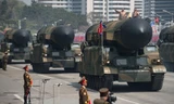 Hàng loạt tên lửa được Triều Tiên trưng ra trong lễ diễu binh ngày 15/4/2017. Ảnh: AFP.