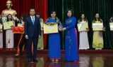 20 cá nhân tiêu biểu được trao giải thưởng “Tỏa sáng Blouse trắng”. Ảnh: T.T.