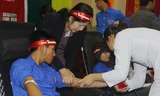 Đoàn viên, thanh niên hiến máu tại ngày hội Chủ Nhật Đỏ tại Hà Tĩnh. 