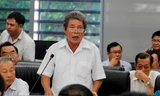 Cử tri Văn Đức Xuân (phường Khuê Mỹ, quận Ngũ Hành Sơn) yêu cầu thành phố trả lời thời gian mở lối xuống biển cho người dân tại cuộc họp. Ảnh: Thanh Trần. 