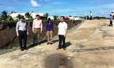 Ông Lê Văn Sử, Phó Chủ tịch UBND tỉnh Cà Mau khảo sát thực địa vụ sụp lún