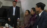 Phó Chủ tịch UBND tỉnh Bắc Ninh Nguyễn Văn Phong thăm, động viên gia đình bệnh nhi tử vong sáng ngày 21/11.