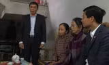 Phó Chủ tịch UBND tỉnh Bắc Ninh Nguyễn Văn Phong thăm, động viên gia đình bệnh nhi tử vong sáng ngày 21/11.