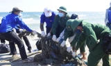 Ra mắt Đội thanh niên xung kích làm sạch bờ biển Mũi Né