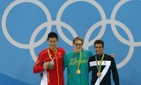 Sun Yang (trái) và Mack Horton (giữa) trên bục nhận huy chương. Ảnh: Reuters.