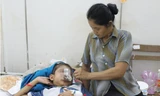 Cháu H.L.Tr đang điều trị căn bệnh lạ tại Bệnh viên Ung Bướu Cần Thơ. 