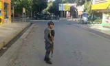Một cảnh sát Afghanistan đứng gác gần vị trí xảy ra đánh bom ở Kabul ngày 6/9.
