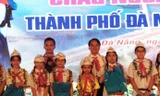 Lãnh đạo Thành đoàn Đà Nẵng trao quà cho 154 đại biểu cháu ngoan Bác Hồ cấp thành phố. Ảnh: Đức Vũ. 