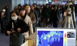 Hành khách đi qua một cảm biến kiểm tra sốt tại sân bay quốc tế Incheon, phía tây Seoul.