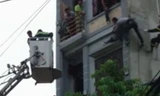 Cảnh sát đu dây cứu người đàn ông dọa nhảy lầu tự tử