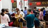 Người dân thủ đô ngồi chờ bán vàng tại Công ty vàng bạc Phú Quý. Ảnh: Kiều Vui/Zing