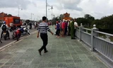 Nhiều người đi đường hiếu kỳ kéo lên cầu Dã Viên xem tìm vớt nạn nhân T.