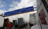 Xe tải chờ kiểm soát trước khi vào Mỹ tại Cầu Thương mại Thế giới ở Nuevo Laredo, Mexico. Ảnh: Reuters