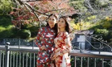Hai người đẹp diện áo dài truyền thống phơi phới ở Nagashaki, Nhật Bản