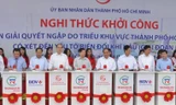 Thủ tướng cùng các đại biểu bấm nút chính thức khởi công dự án “Giải quyết ngập do triều khu vực TPHCM có xét đến yếu tố biến đổi khí hậu- Giai đoạn 1”.