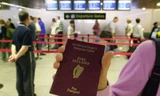 Cuốn hộ chiếu Ireland trở thành niềm khao khát của người Anh. Ảnh minh họa