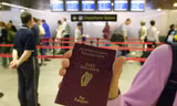 Cuốn hộ chiếu Ireland trở thành niềm khao khát của người Anh. Ảnh minh họa