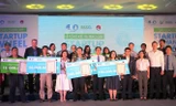 Các chủ nhân dự án khởi nghiệp tiêu biểu tham dự vòng chung kết chụp ảnh lưu niệm tại buổi tổng kết cuộc thi.
