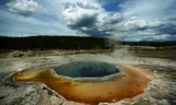 Hồ nước nóng tại Lưu Vực Norris Geyser trong Vườn quốc gia Yellowstone. Ảnh: AFP 