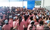 Các công nhân công ty Panko Tam Thăng đang lắng nghe ý kiến lãnh đạo công ty.