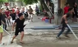 Hàng chục thanh niên truy sát nhiều người. Ảnh cắt từ clip.