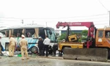 Xe khách chở 20 khách tông dải phân cách, 1 người chết