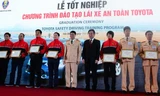 Trao bằng tốt nghiệp cho các học viên.