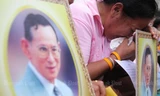Người dân Thái Lan gào khóc khi nghe tin nhà vua băng hà